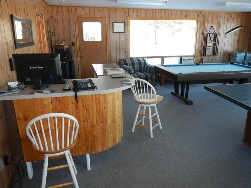 Limerick Lake Lodge And Marina Gilmour Exterior photo